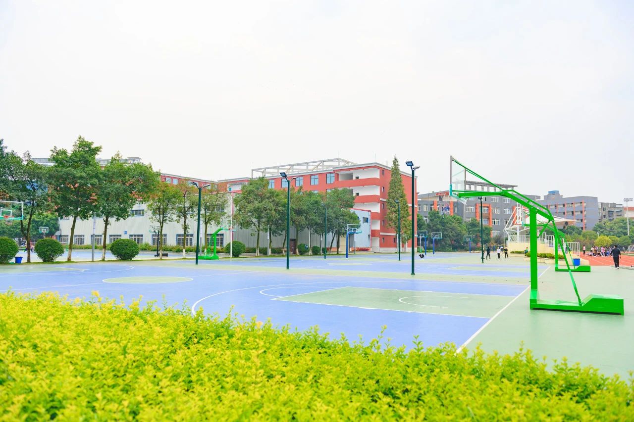 川科外國(guó)語學(xué)校操場(chǎng)