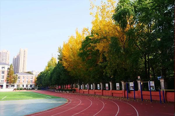 百悅成龍學(xué)校環(huán)境